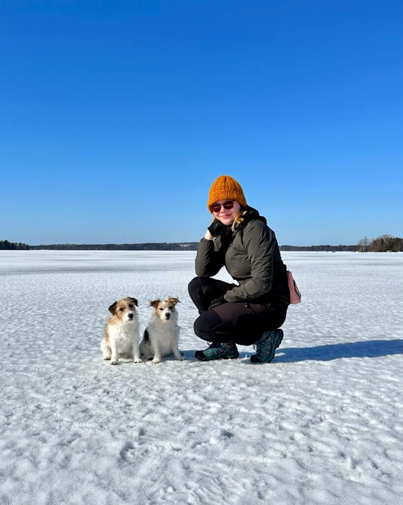 Eläintenkouluttaja, tietokirjailija Nina Laiho koiriensa kanssa järven jäällä